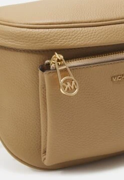 MICHAEL Michael Kors Slater Sling Pack - Schoudertas - Camel -Farfetch Winkel fe48b09eab4048b3b70b2cdc9e3f69e1