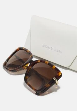 Michael Kors Castellina - Zonnebril - Brown -Farfetch Winkel ff272f392aba429dbe2d03f31a920625